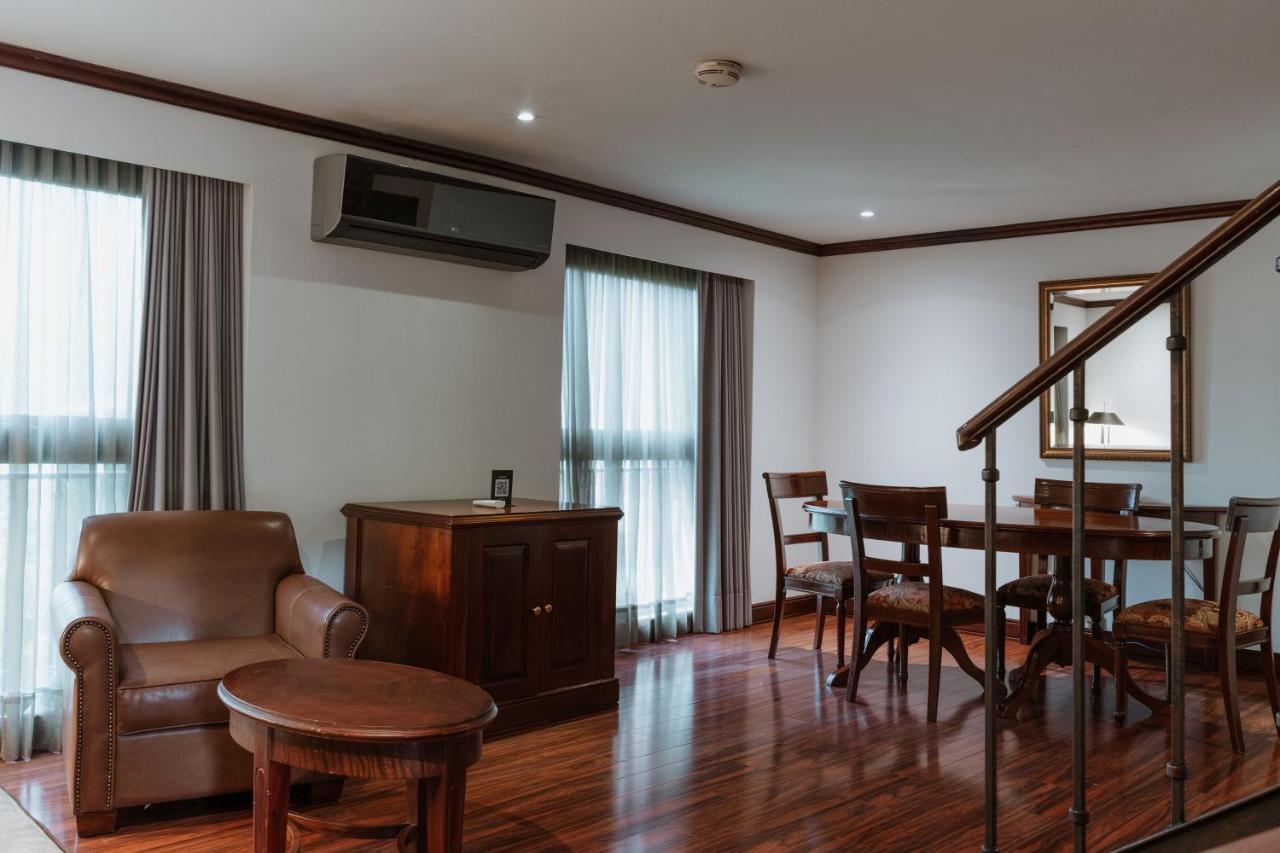 Hotel Park10 เมเดยิน ภายนอก รูปภาพ A living room in a typical apartment