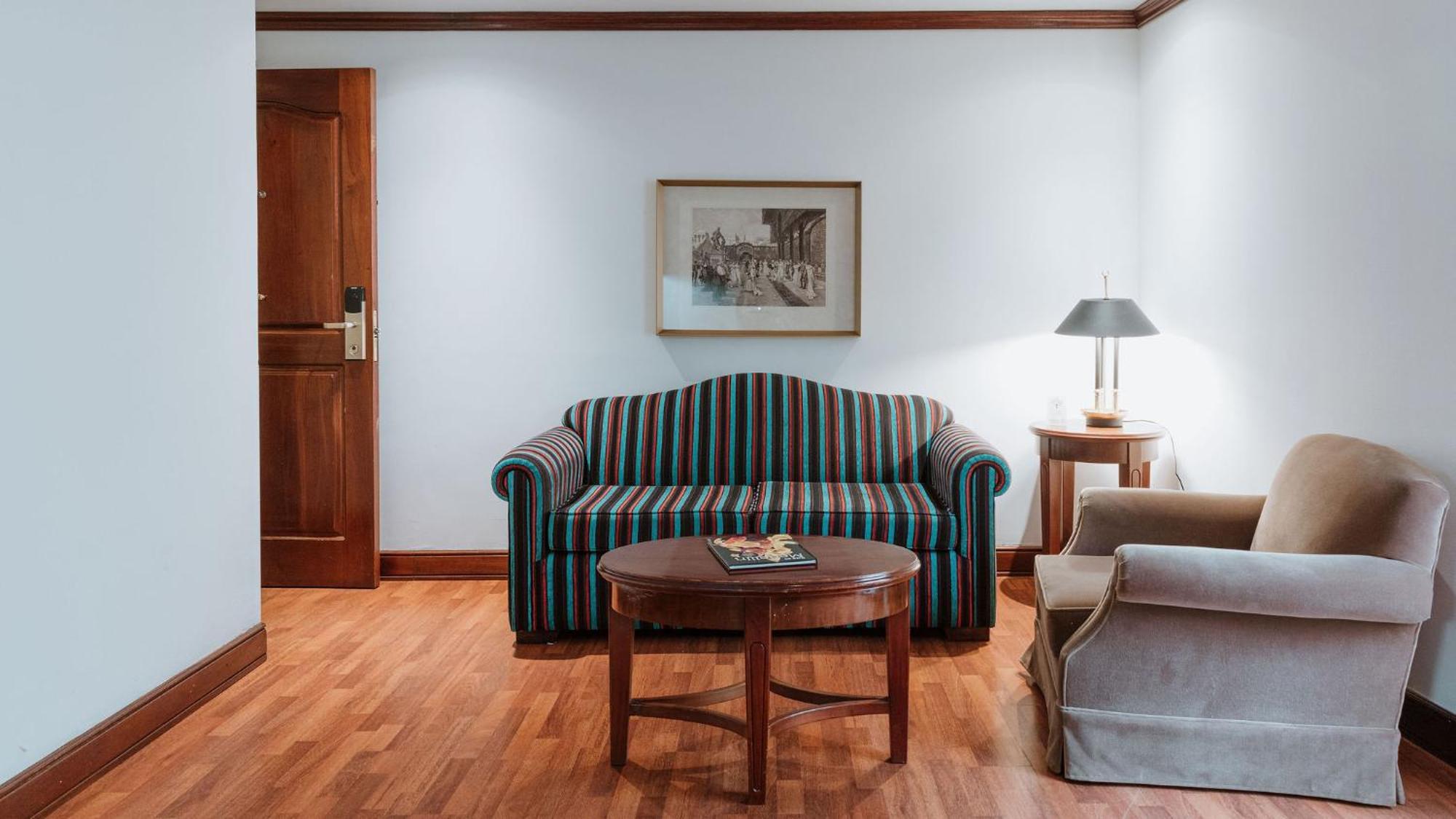 Hotel Park10 เมเดยิน ภายนอก รูปภาพ A living room with a sofa