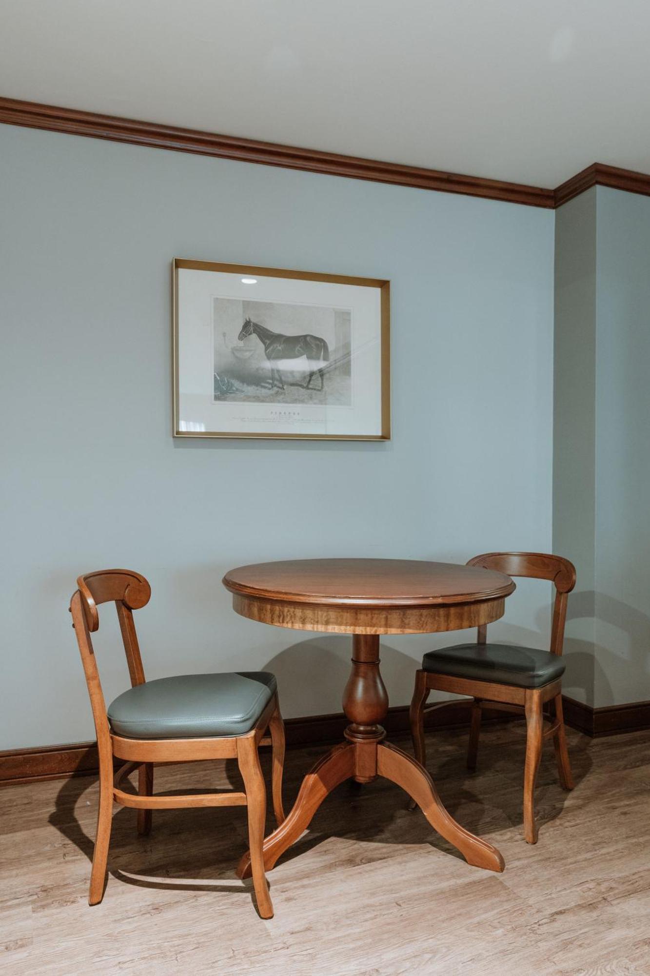 Hotel Park10 เมเดยิน ภายนอก รูปภาพ A table and two chairs