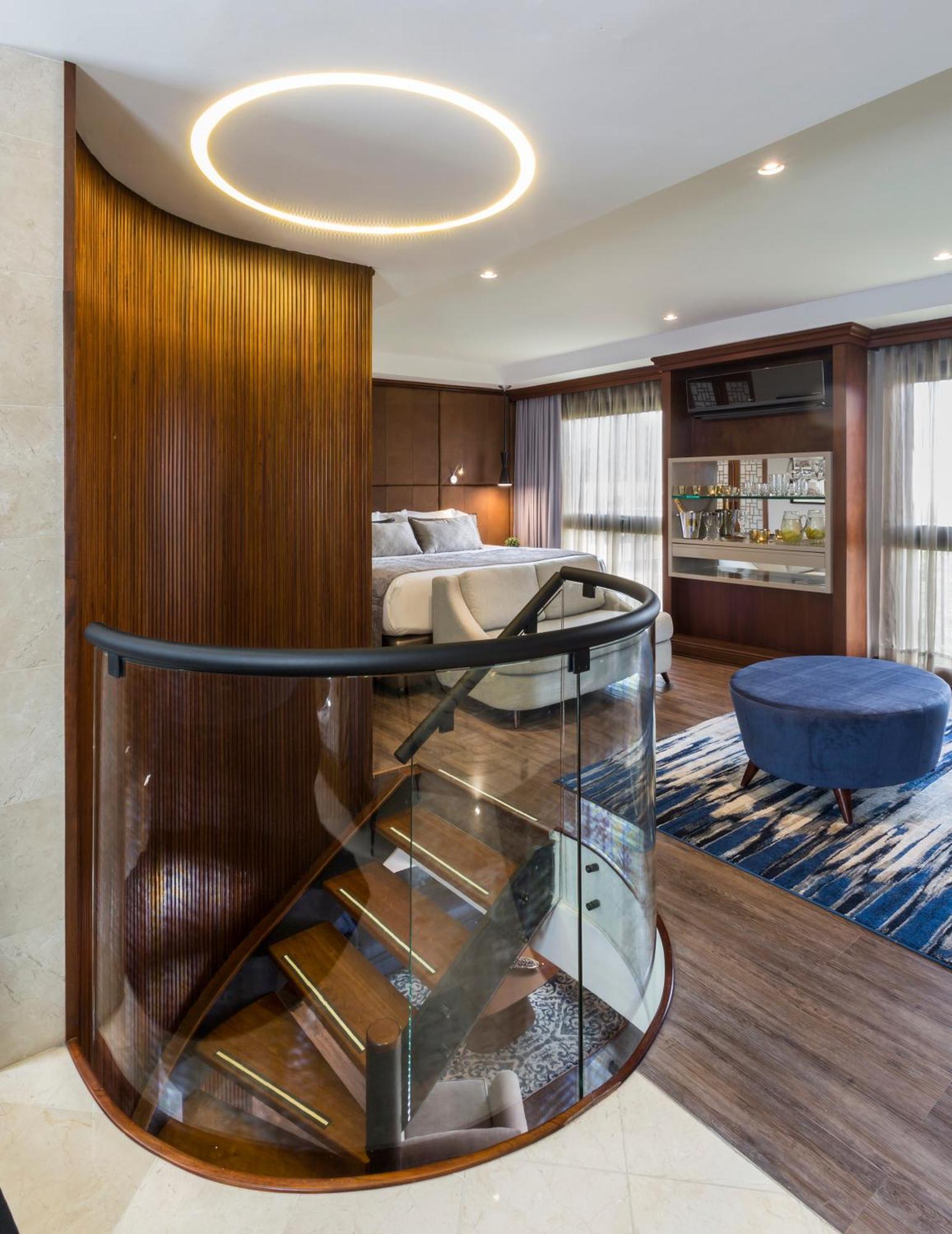 Hotel Park10 เมเดยิน ภายนอก รูปภาพ The interior of a suite on the Regent Seven Seas Mariner