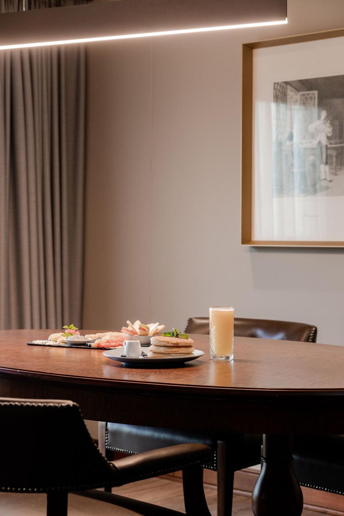 Hotel Park10 เมเดยิน ภายนอก รูปภาพ A typical breakfast