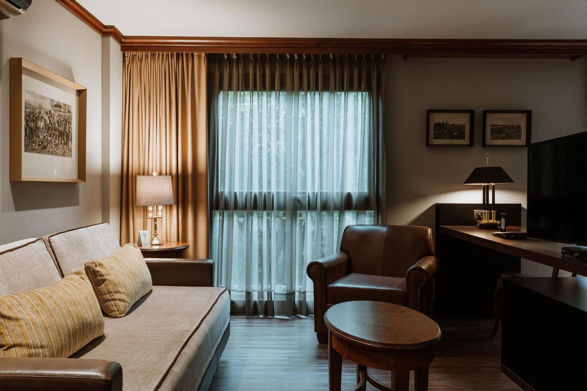 Hotel Park10 เมเดยิน ภายนอก รูปภาพ A living room at the hotel