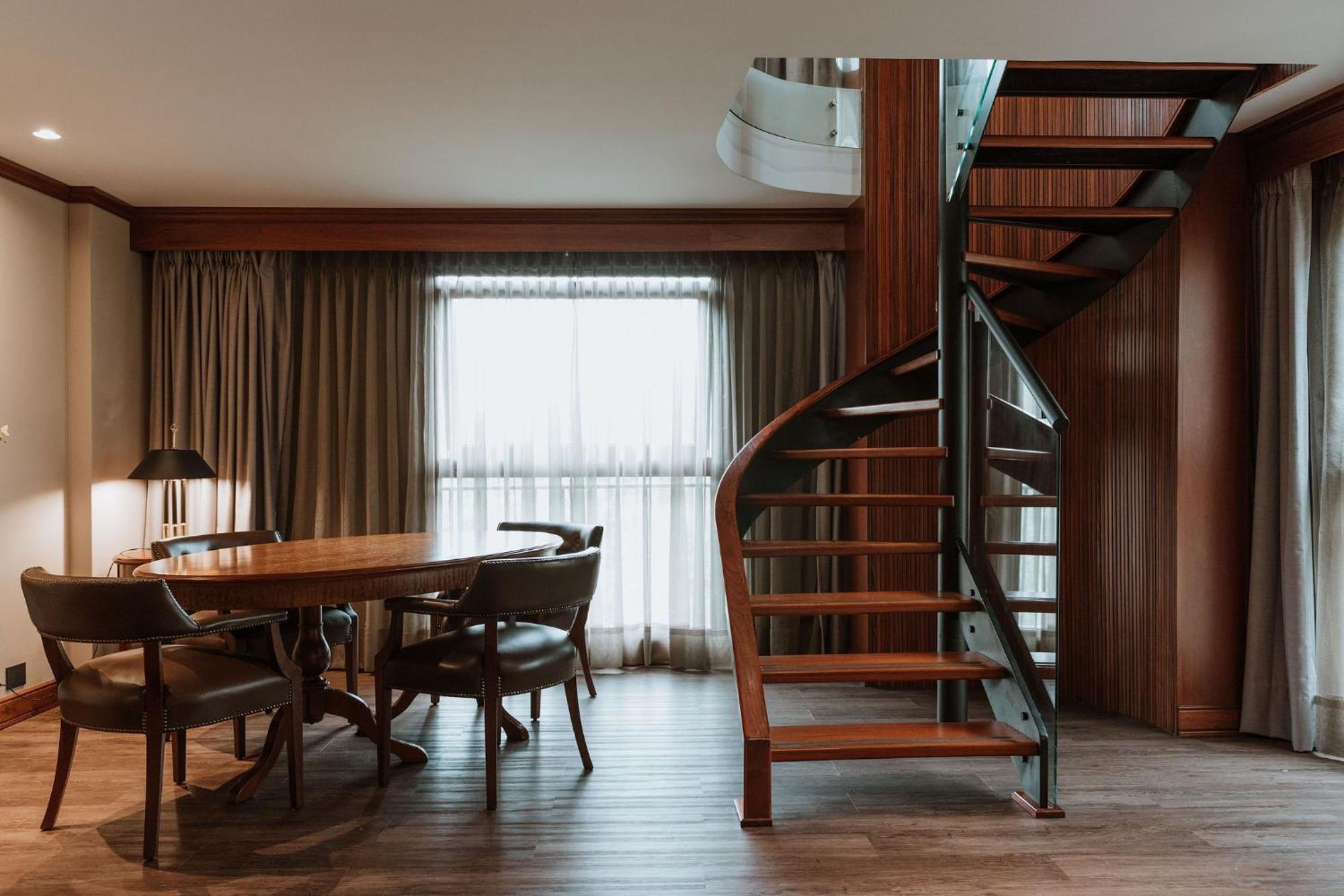 Hotel Park10 เมเดยิน ภายนอก รูปภาพ A spiral staircase in a hotel