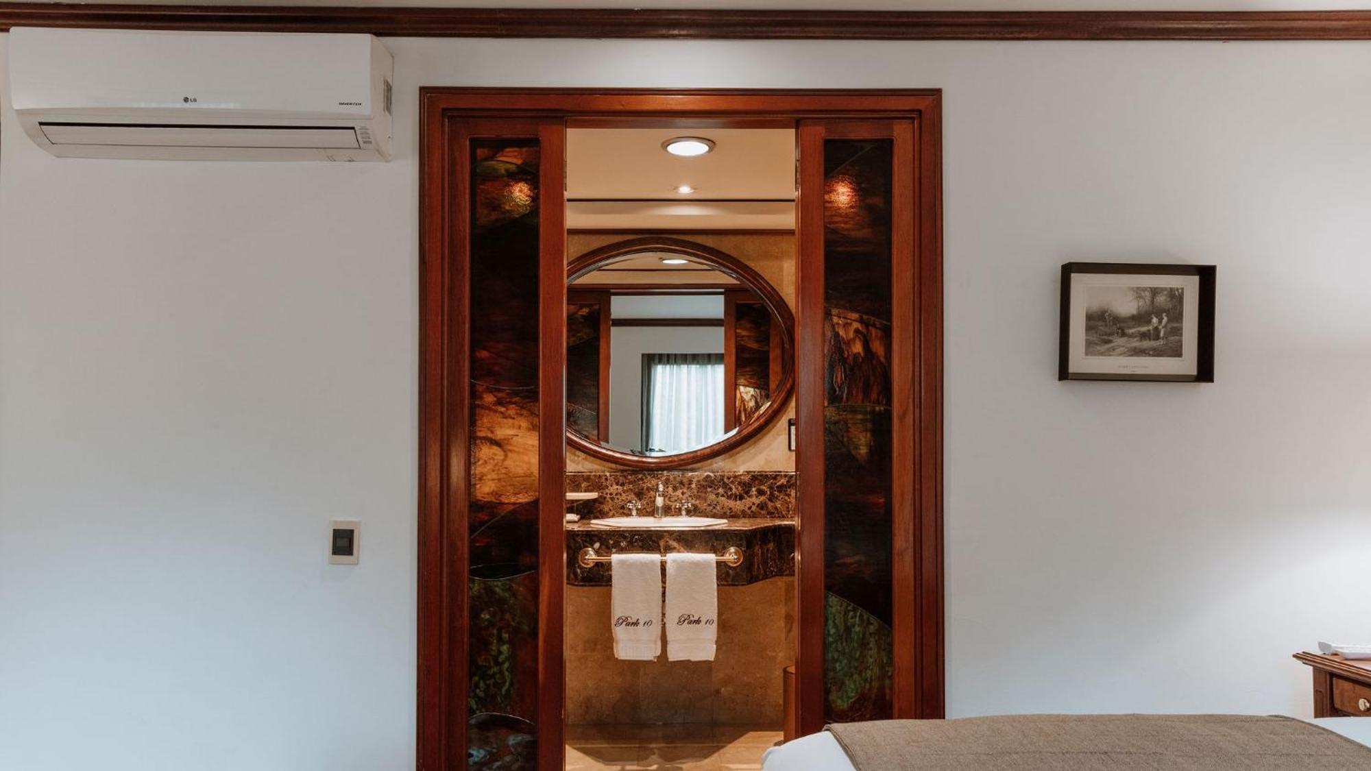 Hotel Park10 เมเดยิน ภายนอก รูปภาพ A bathroom in a hotel