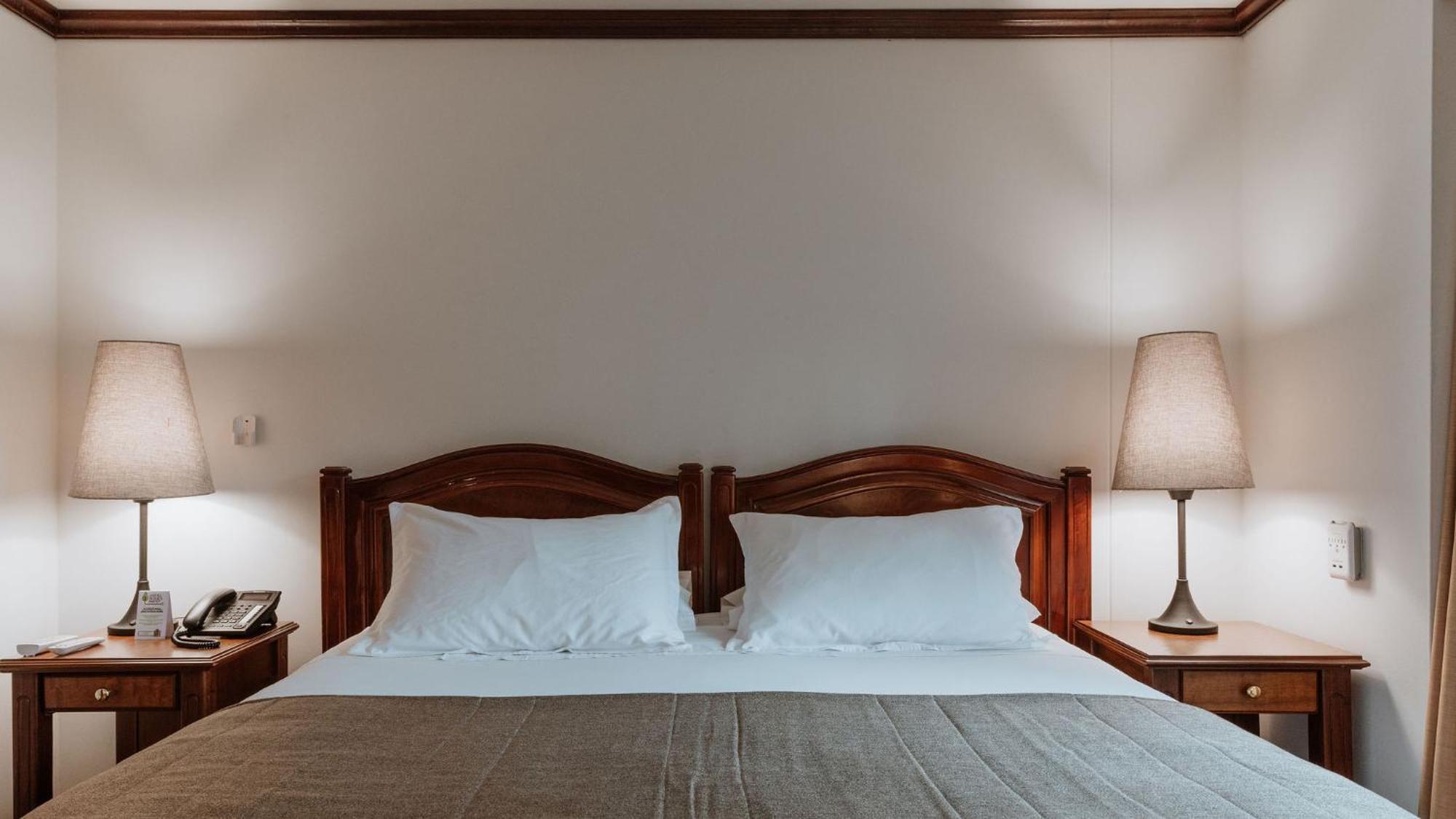 Hotel Park10 เมเดยิน ภายนอก รูปภาพ A bed with two pillows