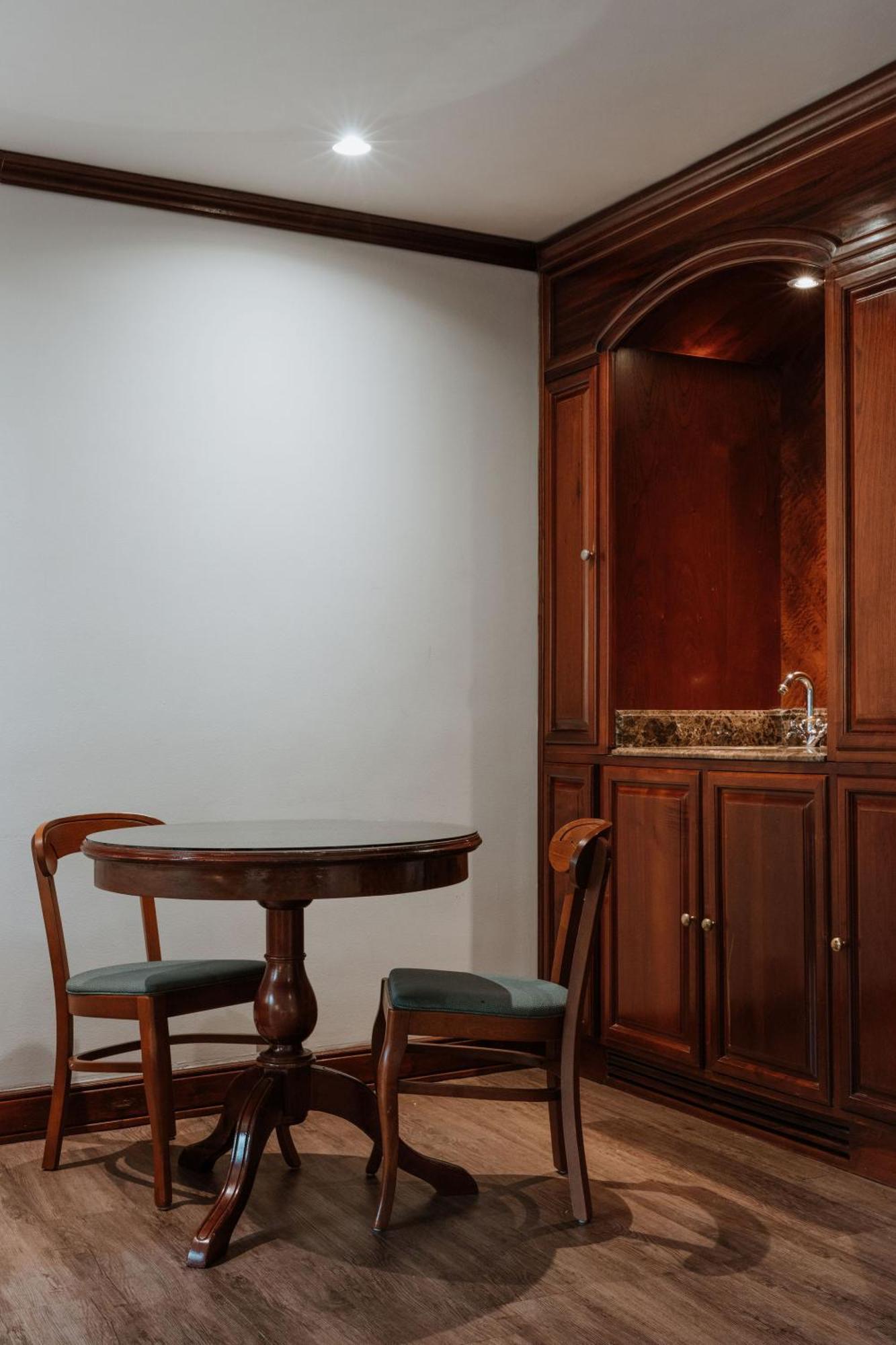 Hotel Park10 เมเดยิน ภายนอก รูปภาพ A wet bar in a home