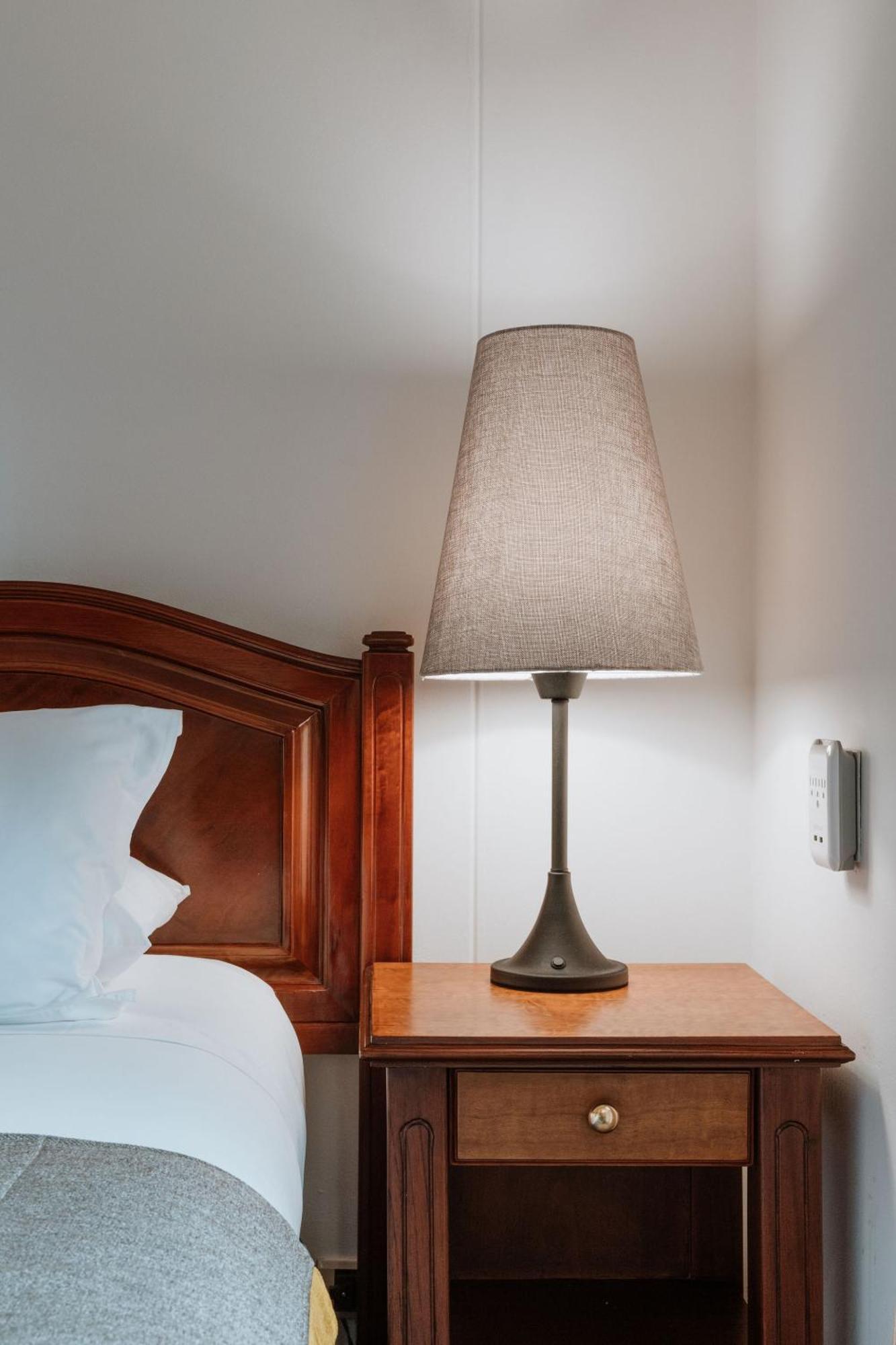 Hotel Park10 เมเดยิน ภายนอก รูปภาพ A lamp on a bedside table
