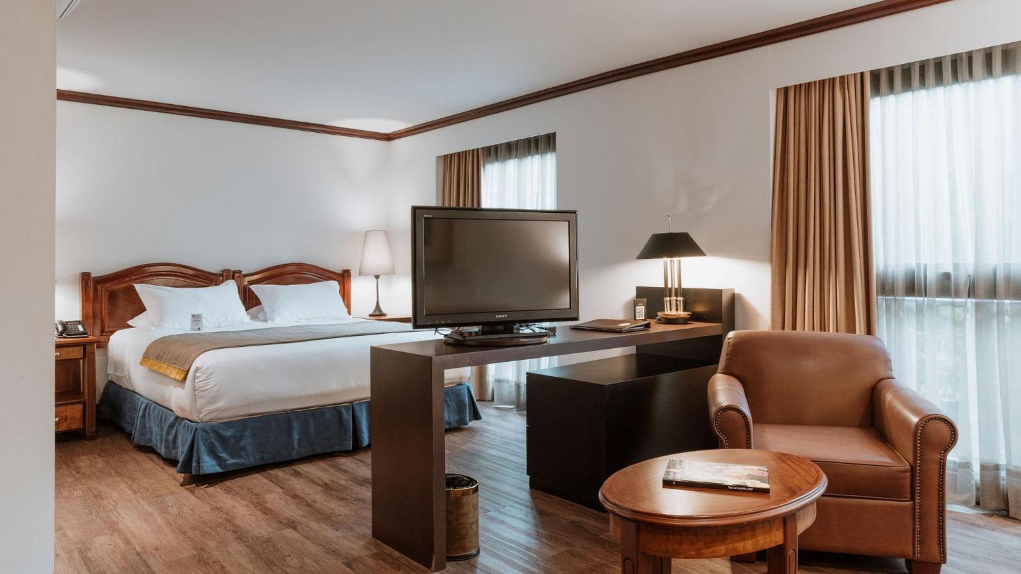 Hotel Park10 เมเดยิน ภายนอก รูปภาพ A typical hotel room