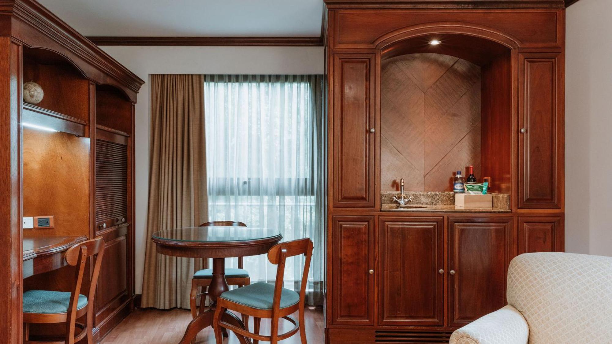 Hotel Park10 เมเดยิน ภายนอก รูปภาพ A wet bar in a hotel room